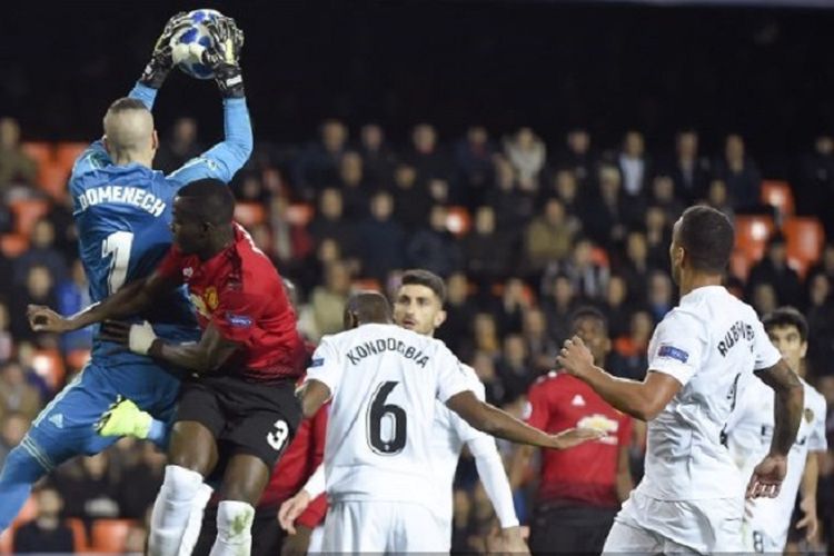 Jaume Domenech memotong bola yang coba disundul Eric Bailly pada laga Valencia vs Manchester United dalam lanjutan Liga Champions di Stadion Mestalla, 12 Desember 2018. 