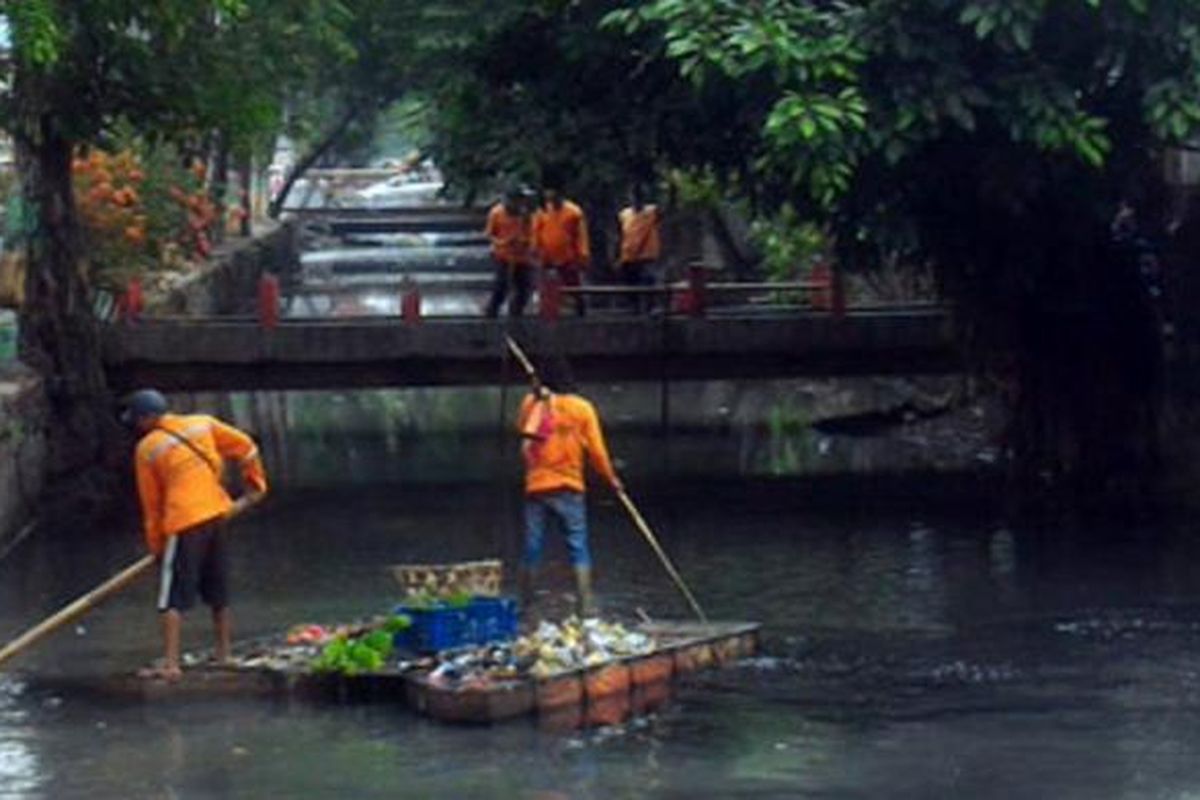 Sebanyak 70 petugas gabungan Barat melakukan kerja bakti di Kali Cibubur dan memperbaiki trotoar Jalan Krendang Utara, Tambora.