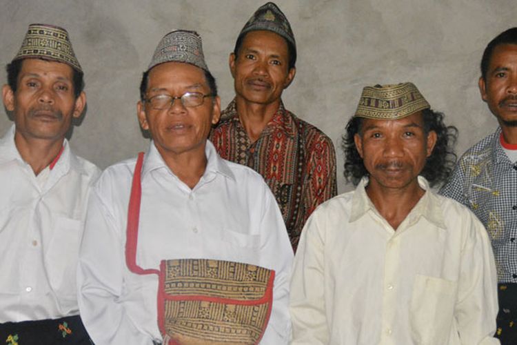 Tokoh masyarakat dari Kampung Runus, Rajong di Kecamatan Elar Selatan, Kabupaten Manggarai Timur, Flores, NTT, Selasa (21/3/2017) sedang memakai Rombeng Rajong saat acara kekeluargaan di perkampungan Mbapo, Desa Lembur, Kecamatan Kota Komba. Rombeng Rajong menjadi ciri khas Masyarakat Manggarai Timur. 