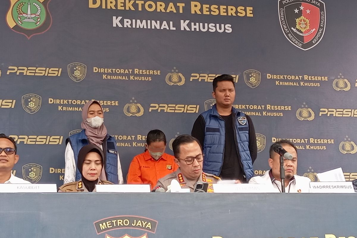 Tersangka R saat konferensi pers di gedung Polda Metro Jaya, Jakarta Selatan, Rabu (5/6/2024)