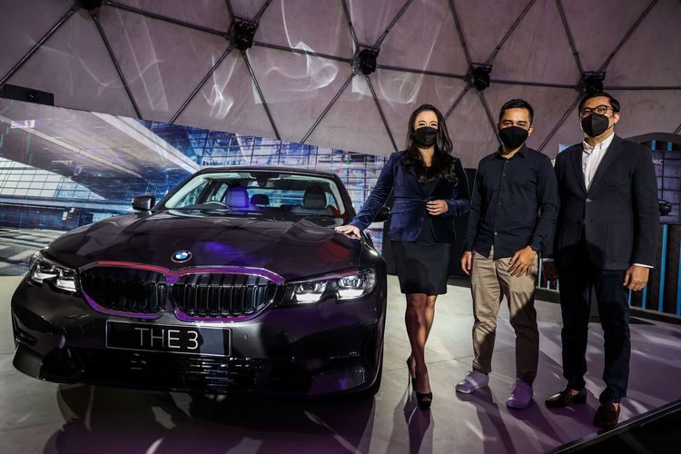 Bayu Riyanto, Vice President of Sales BMW Indonesia, Irhan Farhan, Head of Marketing, BMW Group Indonesia, dan Jodie Otania, Director of Communications BMW Indonesia saat peluncuran varian terbaru The Legend, BMW Seri 3 di Jakarta, Jumat, (22/10/2021). Sedan legendaris THE 3, yaitu BMW 320i Dynamic tampil ke publik untuk pertama kalinya. Dirakit di BMW Production Network 2, Gaya Motor dan ditawarkan dengan harga Rp. 799.000.000,- off-the-road