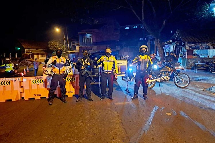 Aparat Kepolisian Polres Garut, melakukan pemberlakuan one way sepenggal di ruas jalur mudik Limbangan, Jumat (06/05/2022) malam (Dok Polres Garut)