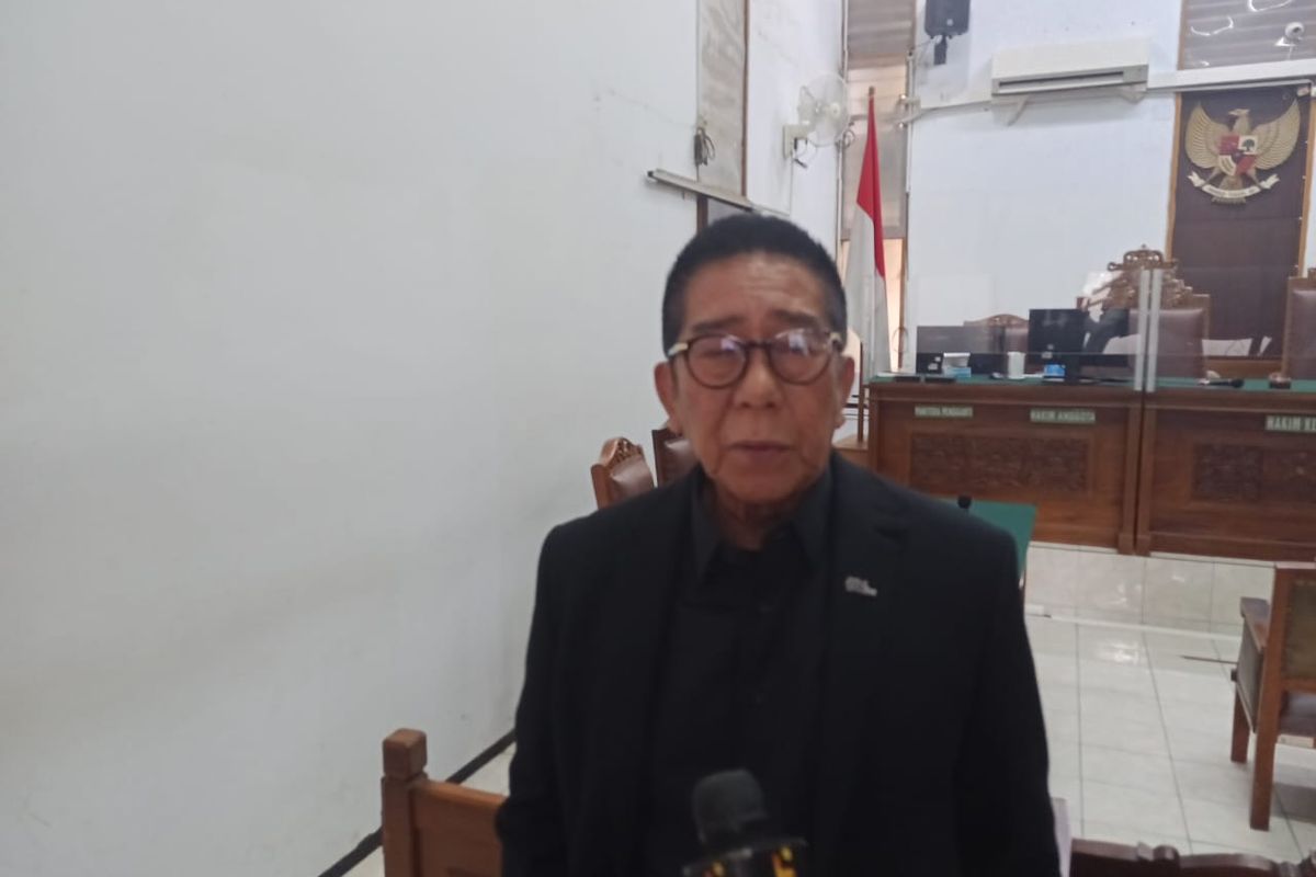 Pendiri Gerakan Anti Narkoba (Granat) yang juga kuasa hukum Teddy Minahasa, Henry Yosodiningrat saat ditemui di Pengadilan Negeri Jakarta Selatan, Selasa (18/10/2022). 