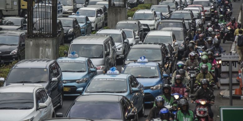 Kendaraan terjebak kemacetan saat melintas di ruas Jalan HR Rasuna Said, Jakarta, Selasa (15/8/2017). Dinas Perhubungan Pemerintah Provinsi DKI Jakarta akan menerapkan uji coba pembatasan kendaraan bernomor ganjil-genap untuk kendaraan roda empat di Jalan Rasuna Said, Jakarta Selatan pada bulan September 2017. Uji coba tersebut dilakukan untuk mengurangi jumlah kendaraan yang melintas di ruas jalan utama. ANTARA FOTO/Aprillio Akbar/foc/17.