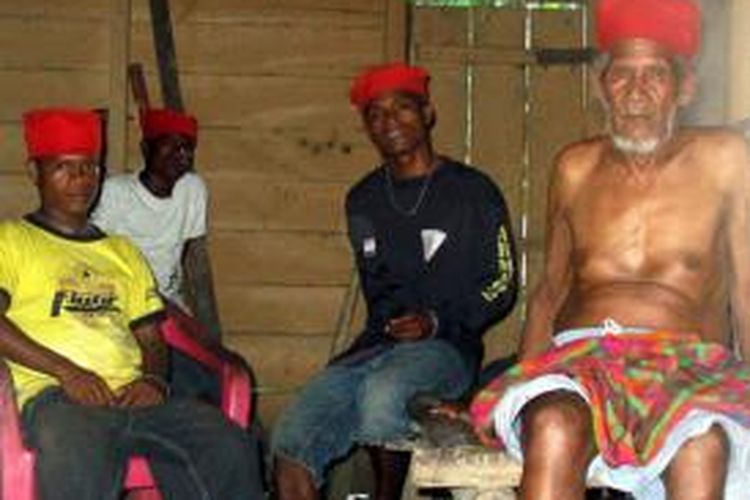 Warga adat Noaulu yang merupakan suku asli di Pulau Seram, Maluku tampak mengenakan ikat kepala merah.