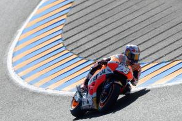 Pebalap Repsol Honda asal Spanyol, Dani Pedrosa, memacu motornya pada sesi latihan bebas pertama GP Perancis di Sirkuit Le Mans, Jumat (15/5/2015). 