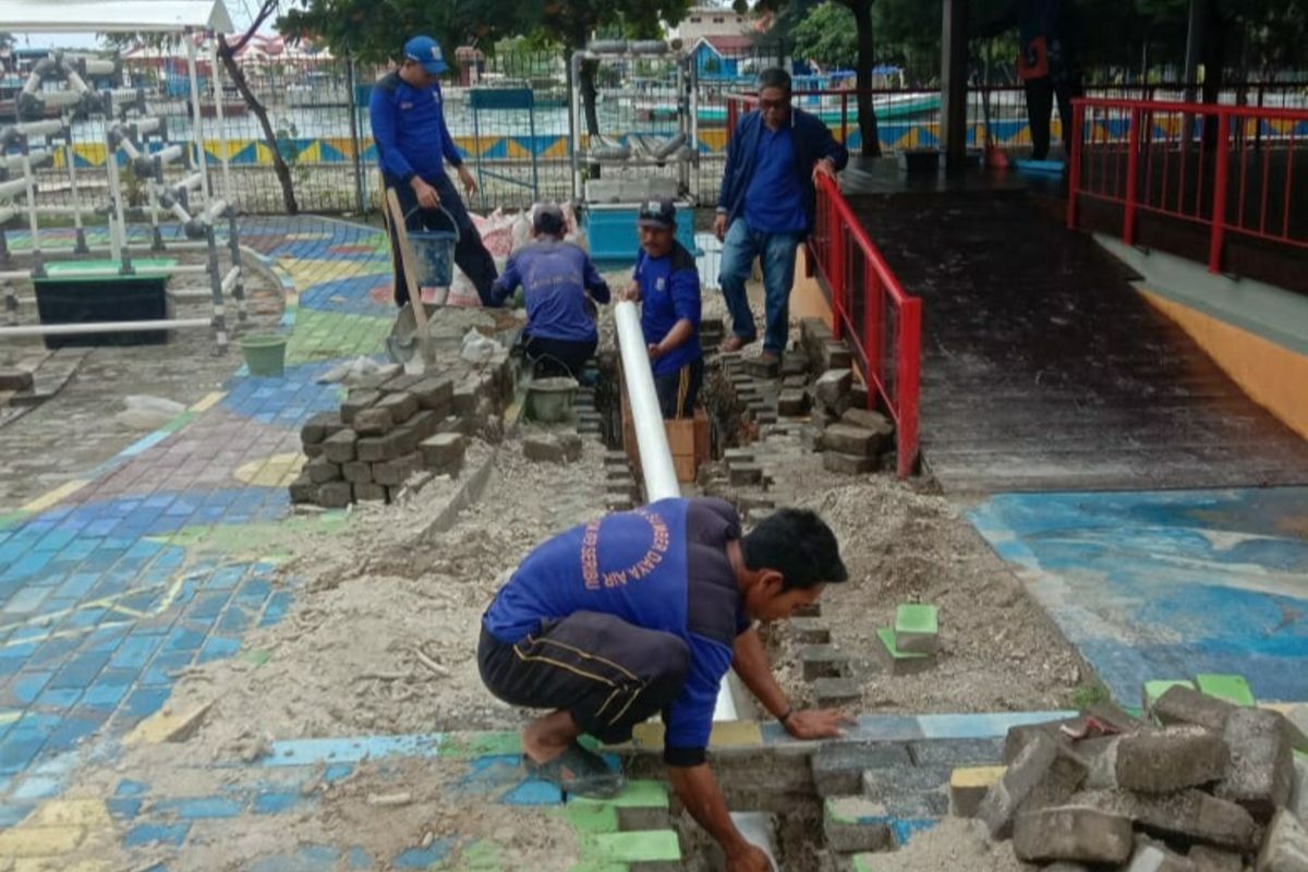 Pembangunan sumur resapan di Pulau Kelapa, Kepulauan Seribu, Selasa (18/2/2020)