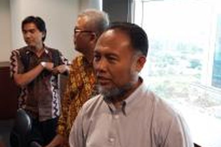 Wakil Ketua KPK Bambang Widjojanto saat mendatangi Komisi Pengawas Advokat di Perhimpunan Advokat Indonesia (Peradi), Slipi, Jakarta Barat, Rabu (18/2/2015).