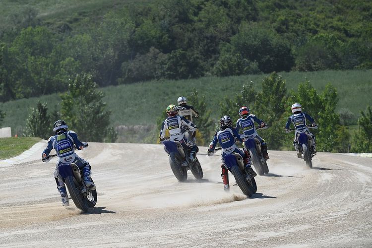 Para pebalap muda peserta VR46 Master Camp berlatih flat track di Motor Ranch milik Valentino Rossi di Tavullia, Italia, Rabu (10/5/2017).