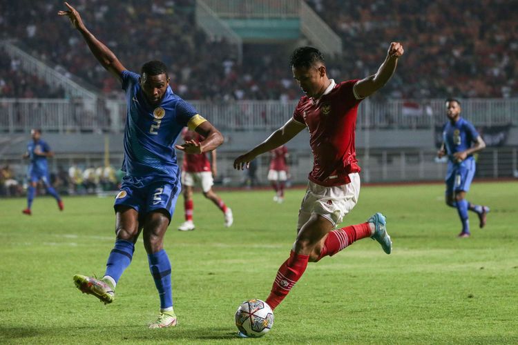 Pemain timnas Indonesia Dimas Drajad (kanan) berebut bola dengan pemain Curacao Rhu-Endly Martina pada laga kedua FIFA Matchday di Stadion Pakansari, Kabupaten Bogor, Selasa (27/9/2022). Timnas Indonesia menang dengan skor 2-1.