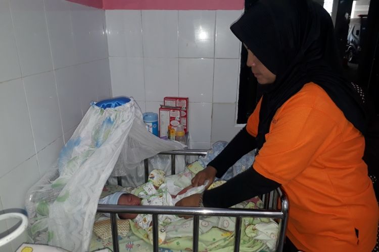 Bayi korban diselamatkan petugas