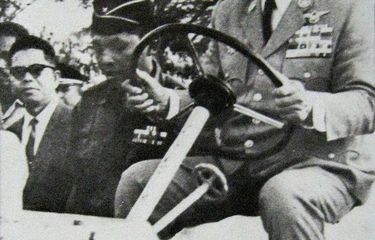 Presiden Sukarno menginspeksi konstruksi Monumen Nasional (Monas) di Jakarta. Sukarno didampingi arsitek Soedarsono. Foto diambil sekitar 1963-1964.