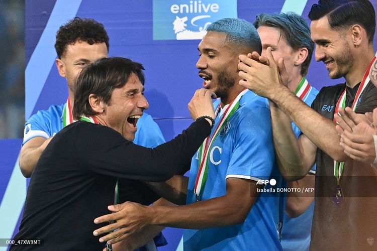 Antonio Conte berselebrasi dengan Juan Jesus dalam seremoni juara Liga Italia usai pertandingan sepak bola Serie A Liga Italia antara Napoli vs Cagliari di stadion Diego Armando Maradona di Naples pada 23 Mei 2025. (Photo by Isabella BONOTTO / AFP)