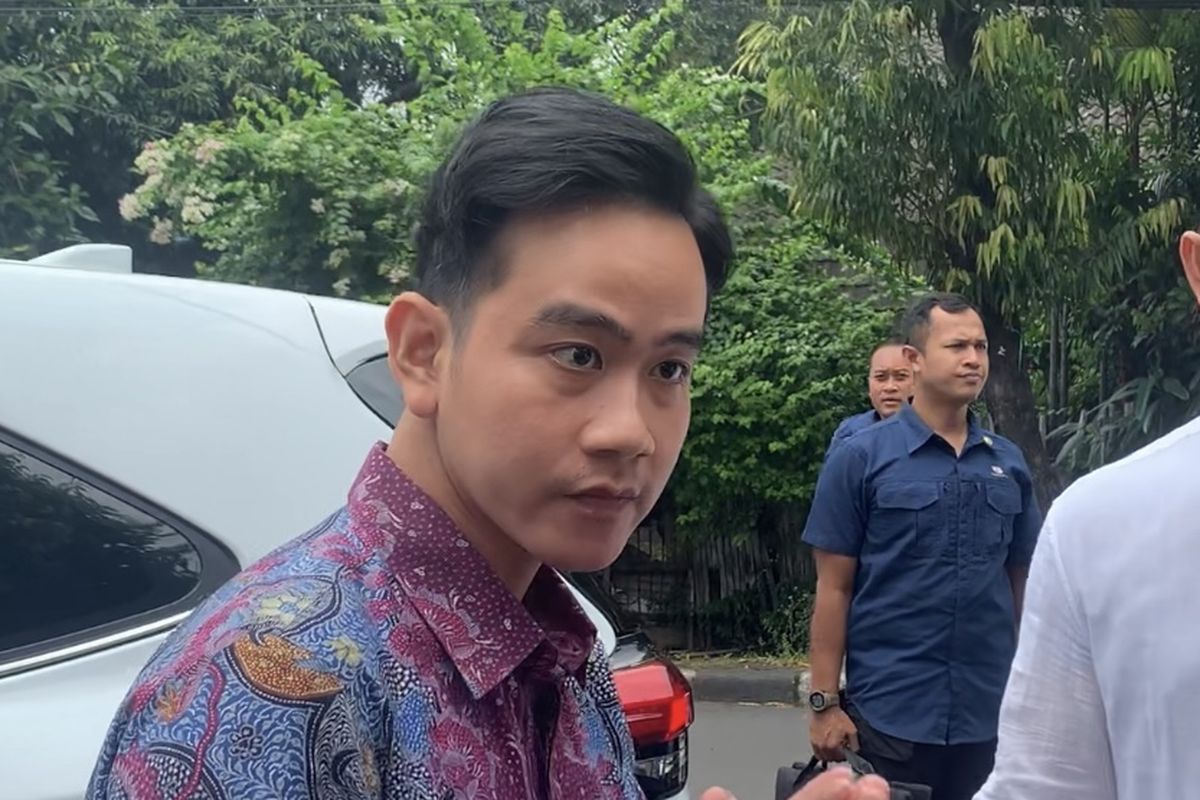 Wakil Presiden (Wapres) RI Gibran Rakabuming Raka melayat dan ikut shalat jenazah penyanyi senior Titiek Puspa di Masjid An-Nur, Pancoran, Jakarta Selatan, Jumat (11/4/2024).