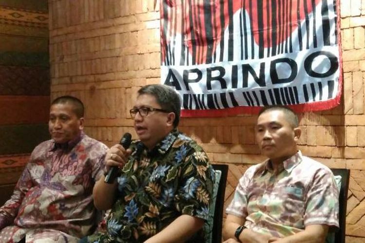 Ketua Umum Aprindo Roy Mandey (tengah) saat konfrensi persi di Jakarta, Senin (3/10/2016).