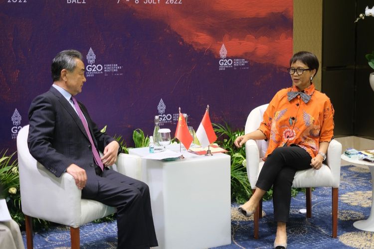Menteri Luar Negeri (Menlu) Retno Marsudi bertemu dengan Menteri Luar Negeri dari China Wang Yi di sela-sela pertemuan menteri-menteri luar negeri (Foreign Ministrial Meeting/FMM) G20 di Nusa Dua, Bali, Kamis (7/7/2022).
