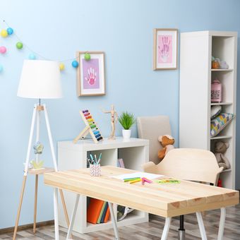 Ruang belajar anak yang di cat dengan cat berwarna biru muda