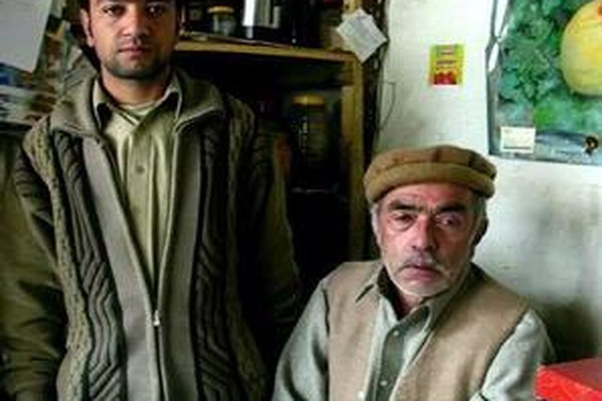 Mata Hassan masih sembab melepas kepergian kedua anaknya.