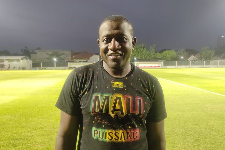 Pelatih timnas U17 Mali, Soumaila Coulibaly, saat ditemui awak media usai memimpin latihan timnya di Lapangan Sriwaru, Solo, pada Minggu (12/11/2023).