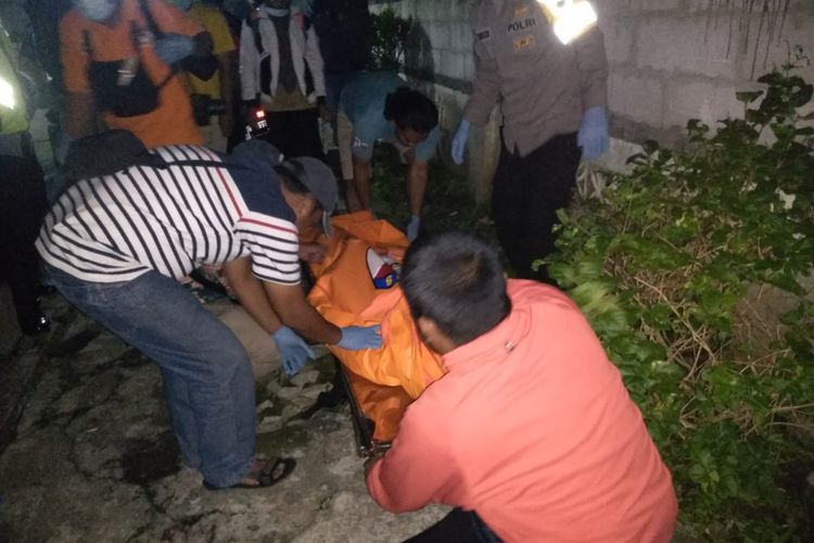 Petugas mengevakuasi korban pembunuhan di Ambarawa