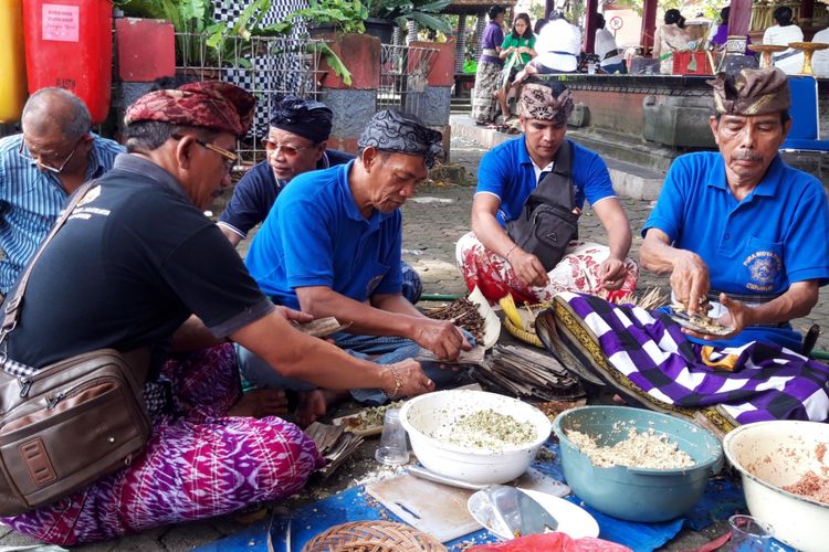 Panitia menyiapkan ulam caru atau sate untuk tawur agung di Pura Aditya Jaya, Rawamangun, Jakarta Timur, Selasa (5/3/2019)