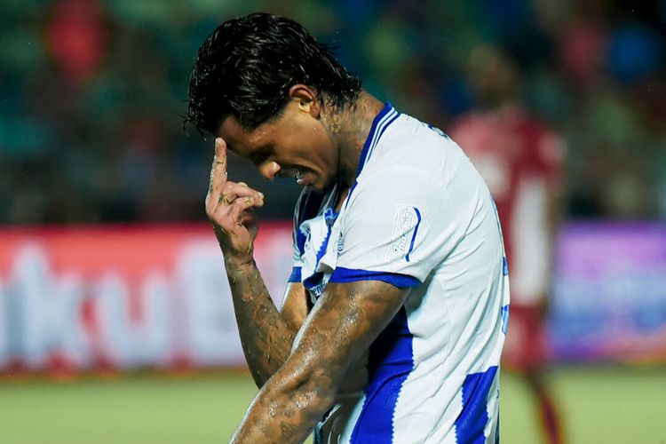 Selebrasi penyerang Persib Bandung Ramon Tanque usai cetak gol ke gawang Semen Padang. Hasil Semen Padang vs Persib berkesudahan 0-2, Minggu (5/4/2026) di Stadion H Agus Salim Padang. 