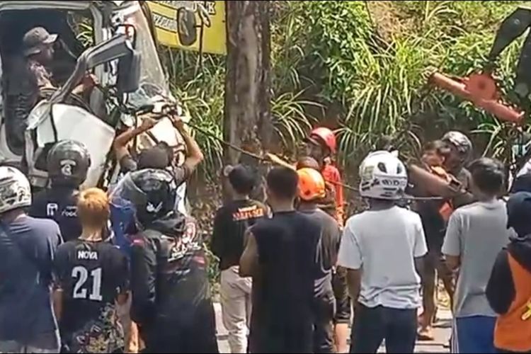 Satu Truk Kabur usai Tabrakan di JLS, Sopir Korban Terjepit Kabin