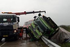 Kecelakaan Bus Vs Truk Tronton di Tol, Satu Tewas Sebelas Luka-luka