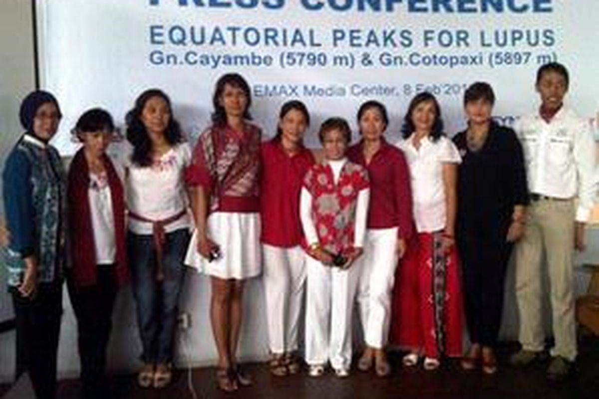 Sepuluh pendaki perempuan tuntaskan ekspedisi ketiga dalam misi kemanusian untuk odapus (orang dengan lupus) ke dua puncak ekuator. 