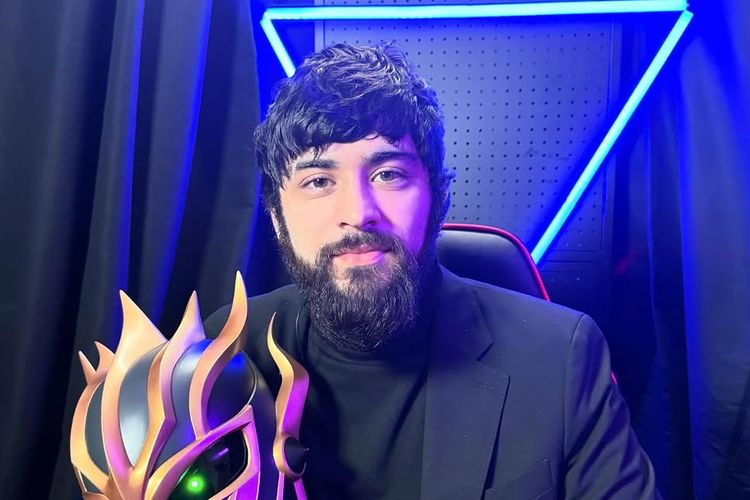 Zayn Malik mengenakan blazer dengan turtleneck hitam.