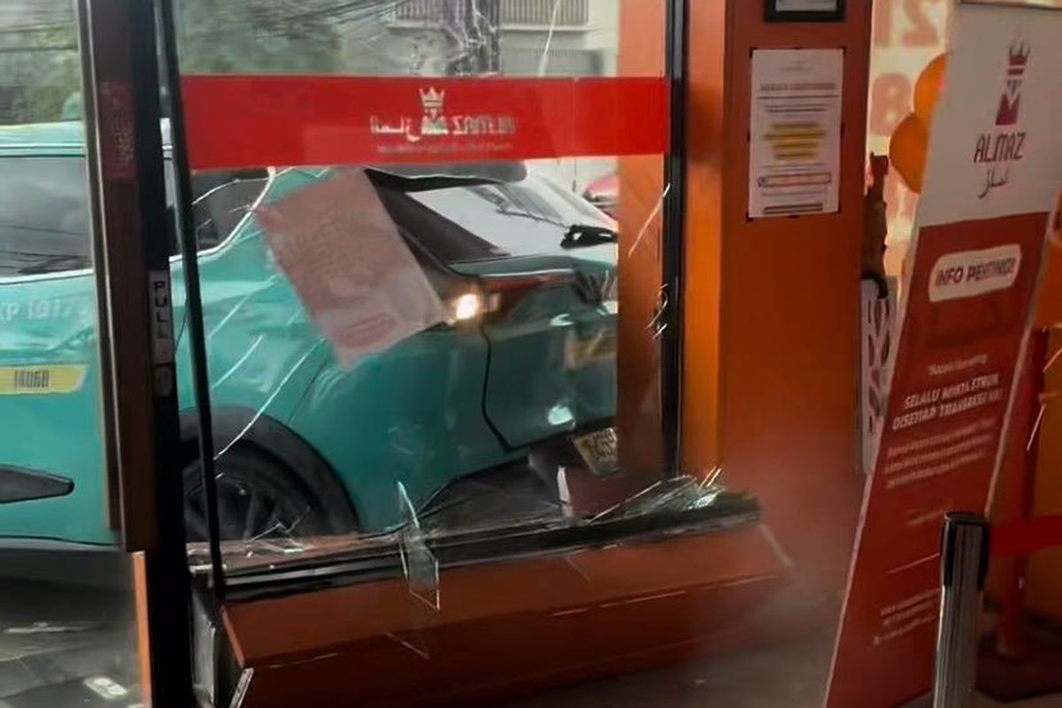 kecelakaan taksi listrik Green SM