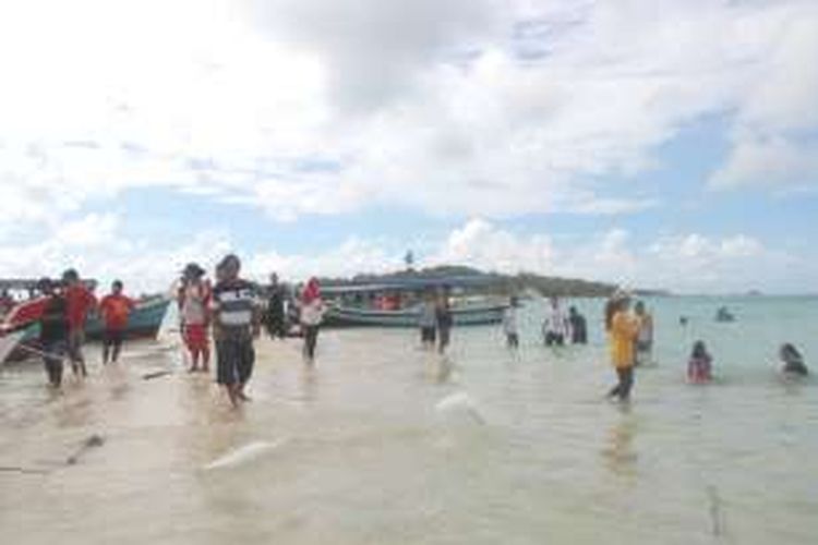 Wisatawan tengah bermain di gundukan pasir di Pulau Pasir, Belitung, Kamis (10/3/2016).