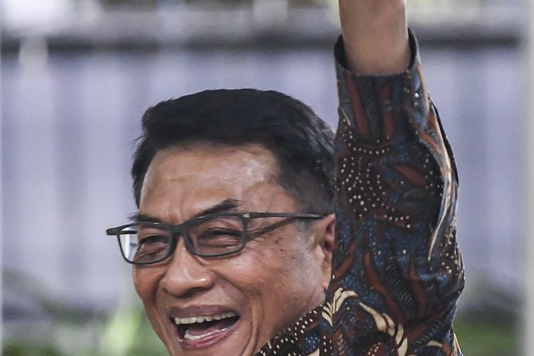 Kepala Kantor Staf Presiden Moeldoko melambaikan tangan usai memberi keterangan pers di kediamannya kawasan Menteng, Jakarta, Rabu (3/2/2021). Moeldoko membantah tudingan kudeta kepemimpinan Partai Demokrat di bawah Agus Harimurti Yudhyono (AHY) demi kepentingannya sebagai calon presiden pada pemilihan umum tahun 2024 mendatang. ANTARA FOTO/M Risyal Hidayat/rwa.