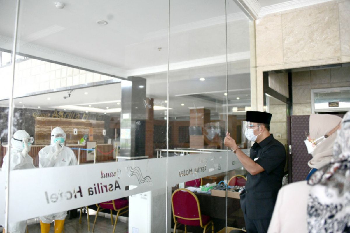 Gubernur Jawa Barat Ridwan Kamil meninjau kesiapan Hotel Grand Asrilia sebagai lokasi karantian pasien Covid-19, Senin (28/6/2021).