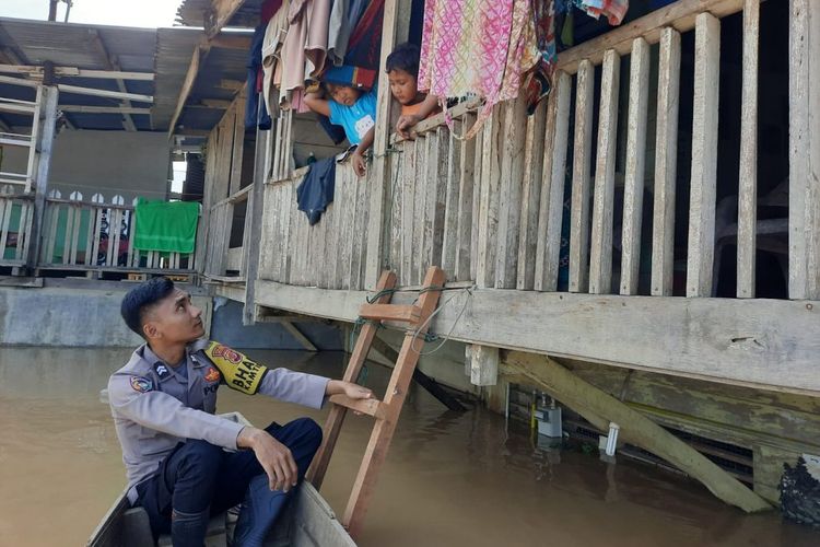 Polisi berbekililing di lokasi banjir Desa Kota, Kecamatan Kota Kualasimpang, Kabupaten Aceh Tamiang, Provinsi Aceh, Selasa (1/11/2022).
