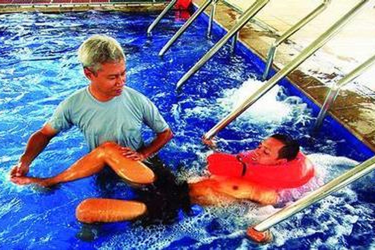 Kegiat an terapi air (hydrothera phy ) di Instalasi Rehabilitasi Medik RS Dr Suyoto (RSDS), Pusat Rehabilitasi, Kementerian Pertahanan, Bintaro, Jakarta, Rabu (3/9). Pusat rehabilitasi ini tak hanya melayani personel Kementerian Pertahanan penyandang cacat, tetapi juga masyarakat umum dengan biaya yang terjangkau.