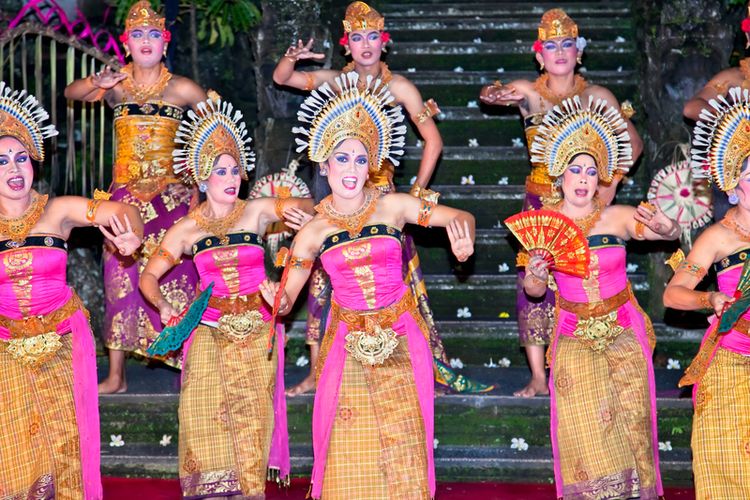 BALI - JANUARY 22: Janger dance performed by Janger Cahpa Warsa. Ubud is the home of traditional culture in Bali. January 22, 2012 in Bali, Indonesia