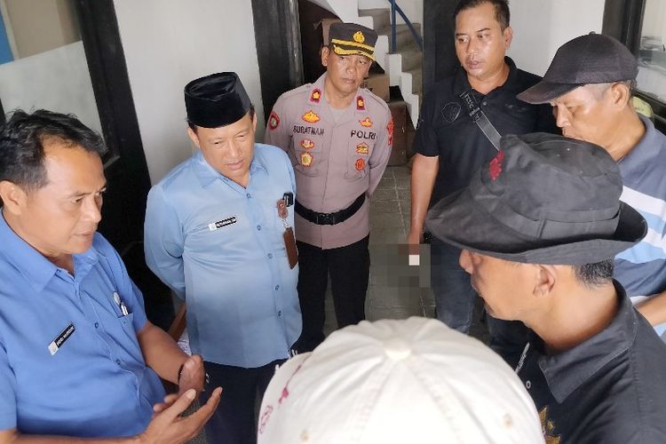 Fauzan perwakilan warga yang merasa keberatan kenaikan tarif ditemui pegawai PDAM Heri Nurdin dan Setiawan, di Kantor PDAM Jalan Pancasila Kota Tegal, Senin (20/3/2023).