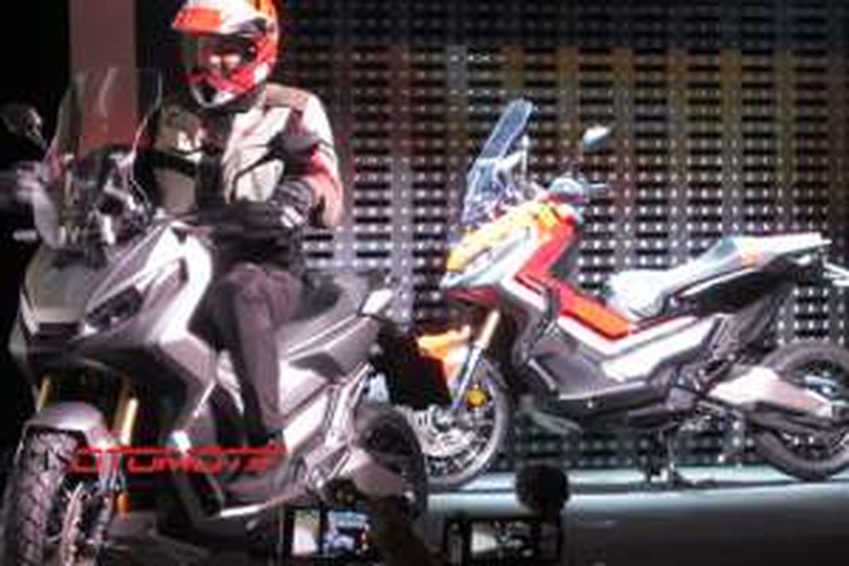 Honda X-ADV versi produksi ditunjukkan untuk pertama kalinya.