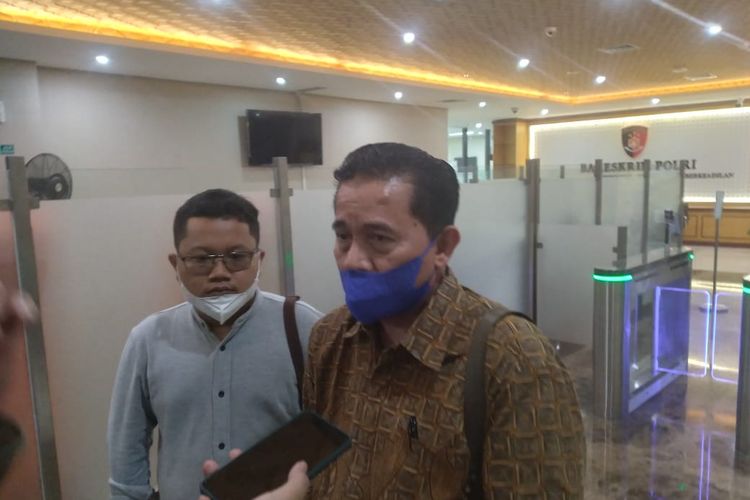 Kuasa Hukum pelapor korban dugaan penipuan jam tangan Tony Sutrisno, Basuki di Gedung Bareskrim Polri, Jakarta, Selasa (19/4/2022)