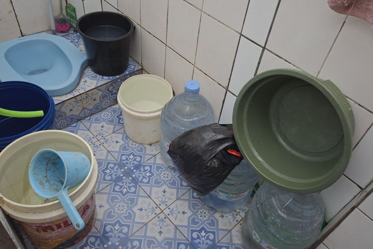 Jelang Aliran PAM Mati Besok, Warga Jatipulo Jakbar Stok 8 Galon Air