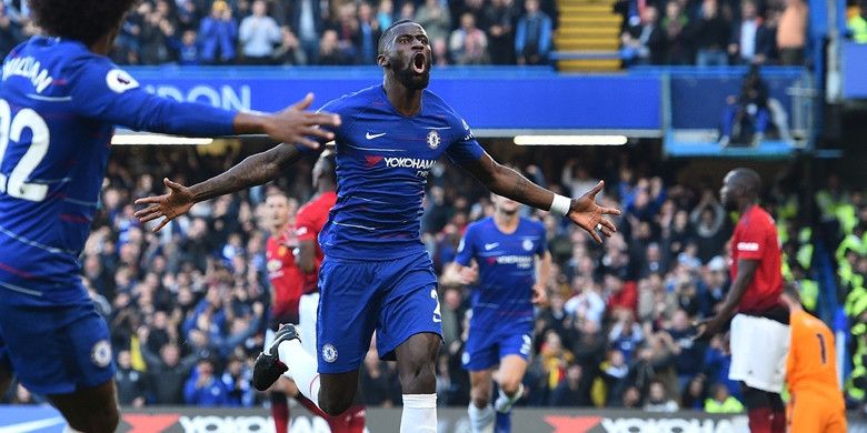 Bek Chelsea, Antonio Ruediger (tengah), merayakan gol yang dicetak ke gawang Manchester United dalam laga Liga Inggris di Stadion Stamford Bridge, London, Inggris pada 20 Oktober 2018.
