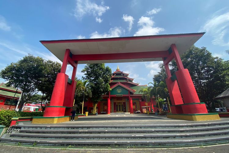Gerbang di depan Masjid Cheng Ho Pandaan, Pasuruan, Jawa Timur. 