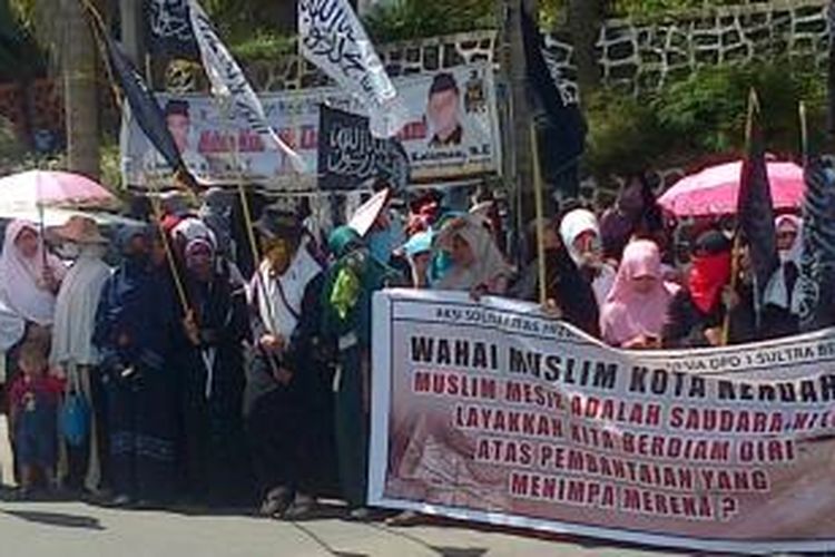 Ratusan orang yang tergabung dalam Hizbut Tahrir (HTI) Sulawesi Tenggara, mengelar aksi damai mengutuk pembantaian yang dilakukan Militer terhadap rakyat Mesir 