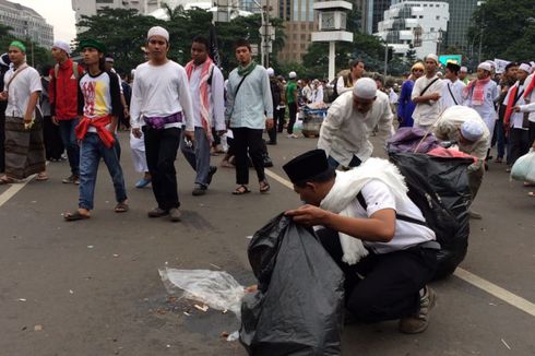 Massa Aksi 313 Punguti Sampah di Sekitar Patung Kuda