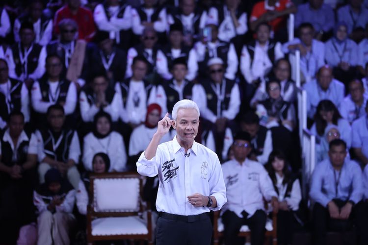 Calon presiden nomor urut 3 Ganjar Pranowo saat mengikuti debat perdana calon presiden di Kantor Komisi Pemilihan Umum, Jakarta, Selasa (12/12/2023).