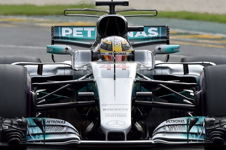 Pebalap Mercedes asal Inggris, Lewis Hamilton, memacu mobilnya pada sesi latihan pertama GP Australia di Sirkuit Melbourne Grand Prix, Albert Park, Jumat (24/3/2017).
