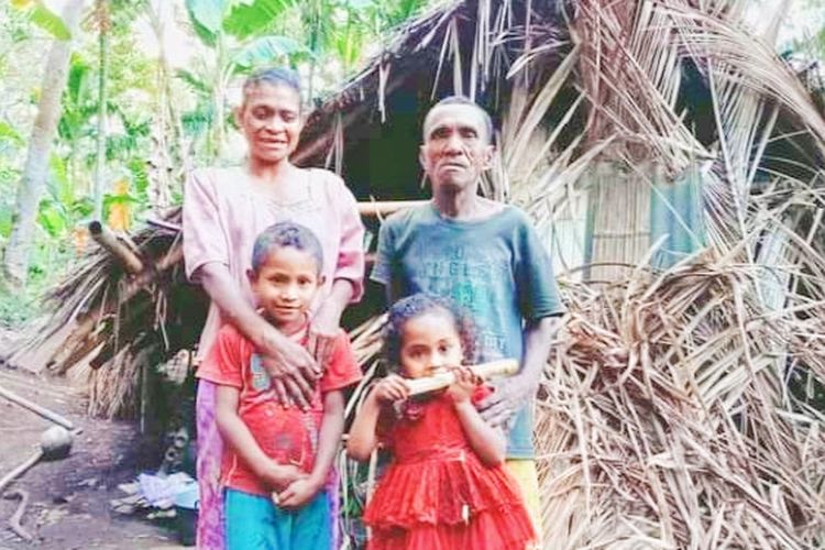 Foto : Simon Demon dan Katarina Bulu dan dua anak mereka, pose di depan gubuk tepat di Dusun 2 Watodei, Desa Ile Pati, Kecamatan Adonara Barat, Kabupaten Flores Timur, NTT, Senin (25/10/2021).