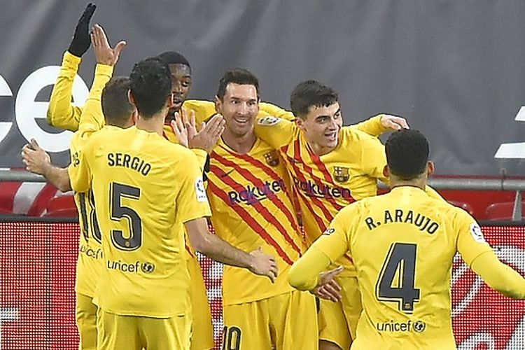 Penyerang Barcelona Lionel Messi (tengah) berselebrasi dengan rekan setimnya setelah mencetak gol memanfaatkan umpan Pedri (merangkul, kanan) dalam laga Atheltic Bilbao vs Barcelona di Stadion San Mames di Bilbao pada 6 Januari 2021.