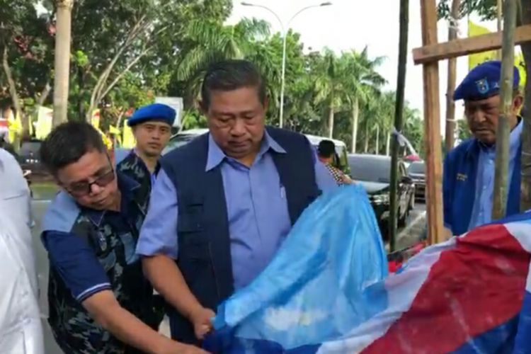 Ketum Partai Demokrat SBY melihat atribut penyambutan dirinya di Pekanbaru, Riau, dirusak orang tidak dikenal, Sabtu (15/12/2018).